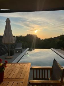 Piscina a Elaionas Estate Perdika o a prop