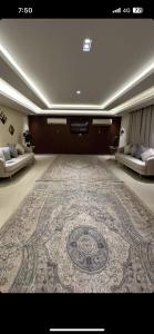 ein großes Zimmer mit einem großen Teppich auf dem Boden in der Unterkunft Algor Farm in Qūr