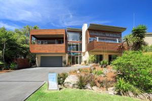 ein großes Haus mit einer Auffahrt davor in der Unterkunft Orions Lookout Vincentia in Vincentia