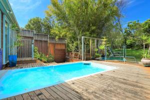 einen Pool auf einer Terrasse neben einem Haus in der Unterkunft Orions Lookout Vincentia in Vincentia