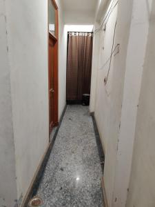 un pasillo vacío con una puerta y una habitación con un corridorngthngthngth en Hotel EPS, en Ghaziabad