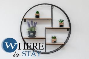 a circular mirror with potted plants and the words where to stay at WhereToStay Apartment River Side in Aberdeen