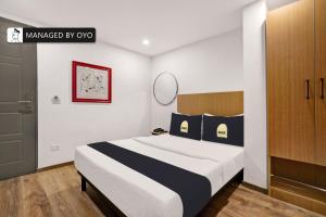 a bedroom with a large bed in a room at Super Townhouse Oak A2 Indiranagar 2nd Stage in Bangalore