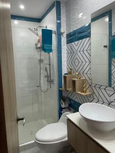 uma casa de banho com um WC, um lavatório e um chuveiro em Moderno Apto con vista panoramica a la ciudad a 5 min de la playa em Cartagena das Índias