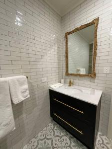 y baño con lavabo y espejo. en Adelaide self contained private guest suite 