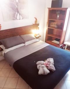 En eller flere senge i et værelse på Casa vacanze Porzia People House Monte Porzio Catone (RM)