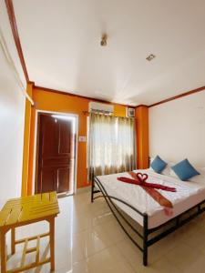 Un dormitorio con una cama con una cinta roja. en Ali Local Home en Vientián