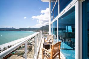 balcón con 2 sillas y vistas al océano en Patongtower Duplex Seaview4BR2901, en Patong Beach