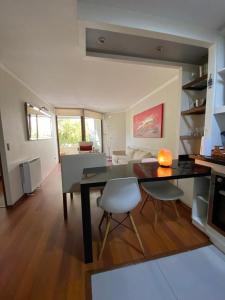 Et opholdsområde på Departamento Las Condes Mall Sport + 3 billeder