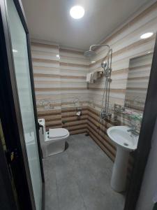 y baño con aseo y lavamanos. en Hotel Như Nguyệt, en Việt Yên