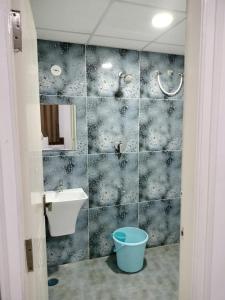 uma casa de banho com um lavatório, um WC e um espelho. em Prince residency Venue em Bangalore
