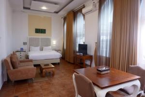 una camera d'albergo con un letto e un tavolo di Ocean View Residence a Jepara