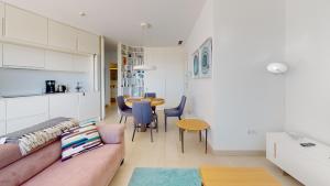 - un salon avec un canapé et une table dans l'établissement Las Colinas Golf, luxury penthouse, à Orihuela