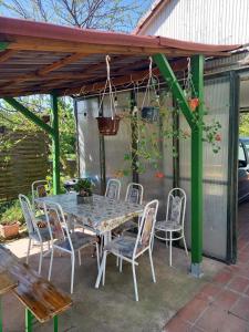 Patio alebo iná vonkajšia časť ubytovania Valéria Vendégház Hévíz