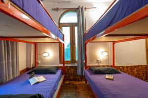 Postel nebo postele na pokoji v ubytování Nomads Hostel