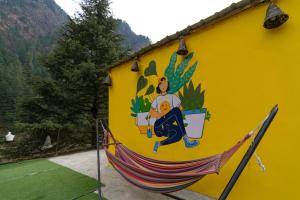 Nespecifikovaný výhled na hory nebo výhled na hory při pohledu z hostelu