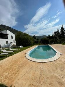 une grande piscine au milieu d'une cour dans l'établissement Villa con piscina, à Castellammare del Golfo