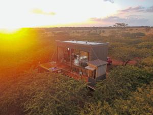una vista aérea de una pequeña casa en una colina en Mudhouse Zululand, en Hluhluwe
