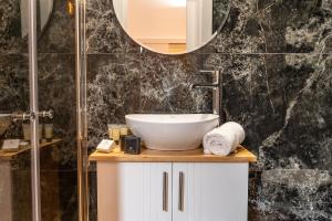 Koupelna v ubytování Moses Luxury apartments הבית בכ"ה + 18 fotografií