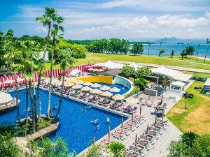 una vista aérea de una piscina en un complejo en The Luigans Spa and Resort, en Fukuoka