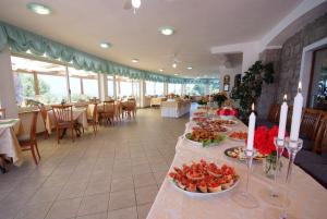 a long table with plates of food in a restaurant at Hotel da Giacomino in SantʼAndrea