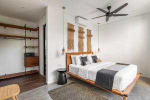 ein Schlafzimmer mit einem Bett und einem Deckenventilator in der Unterkunft Stylish 3BR Villa Myla By OriVista, Pool-Netflix-Wifi in Canggu + 24 Fotos