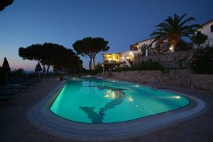Bazén v ubytování Hotel da Giacomino nebo v jeho okolí