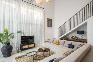 ein Wohnzimmer mit Couch und Kamin in der Unterkunft Stylish 3BR Villa Myla By OriVista, Pool-Netflix-Wifi in Canggu