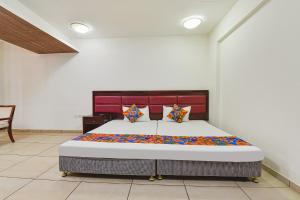 um quarto com uma cama num quarto em FabHotel GL Residency em Ahmedabad