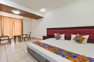 Postel nebo postele na pokoji v ubytování FabHotel GL Residency - Satellite