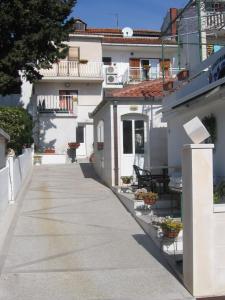 a sidewalk in front of a white building at Apartments Marjanovic in Bol