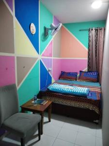 een kamer met een bed, een tafel en een stoel bij Sharaf DG Metro Unisex PARTITION Private room -40-02 in Dubai