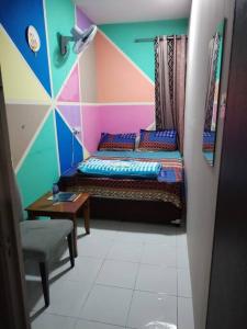 een kleine kamer met een bed en een tafel bij Sharaf DG Metro Unisex PARTITION Private room -40-02 in Dubai