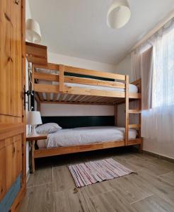 1 Schlafzimmer mit 2 Etagenbetten in einem Haus in der Unterkunft Casa Polsa "1964" in Brentonico