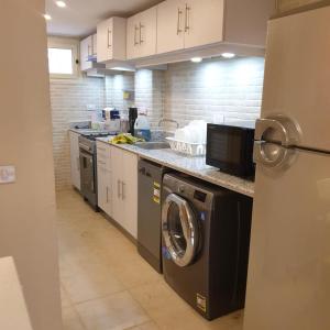 A kitchen or kitchenette at Brand new modern 2 bedroom apartment with garden.