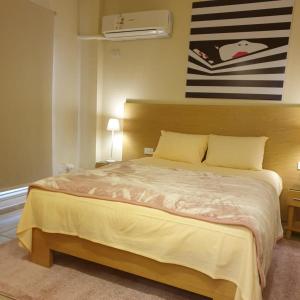 A bed or beds in a room at Brand new modern 2 bedroom apartment with garden.