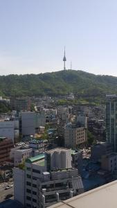 首尔现代住宅的山丘上灯塔的城市景观