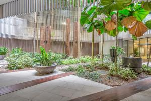 Κήπος έξω από το Marina View Queen Bed Studio Apartment Pool & Gym
