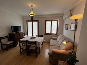 - un salon avec un canapé et une table dans l'établissement Apartment Juric NeVi, à Malinska