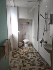 永和區的住宿－浮逸飯店，一间带卫生间和水槽的浴室