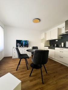 eine Küche mit einem Tisch und Stühlen im Zimmer in der Unterkunft Modern Apartment Wissenbach 2 in Eschenburg