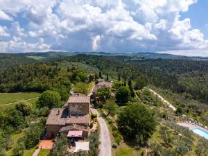 - une vue aérienne sur une maison dans les montagnes dans l'établissement Il Granaio, à Castellina in Chianti