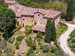 - une vue aérienne sur une grande maison en pierre dans l'établissement Il Granaio, à Castellina in Chianti