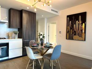 una cucina e una sala da pranzo con tavolo e sedie di Gorgeous Place In Downtown RMD a Richmond Altre 111 foto