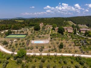 - une vue aérienne sur un grand domaine avec une piscine dans l'établissement Il Granaio, à Castellina in Chianti