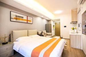 1 dormitorio con 1 cama grande en una habitación en Shenzhen B T Miele Executive Apartment - Baoan International Airport Bihaiwan Subway Station, en Shenzhen