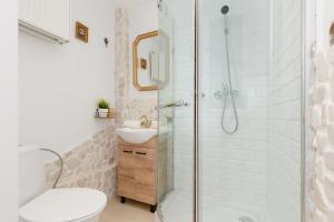 y baño con ducha, aseo y lavamanos. en Bright Apartment Wola near Metro Station by Renters, en Varsovia
