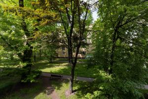 un parque con un banco en medio de árboles en Bright Apartment Wola near Metro Station by Renters, en Varsovia