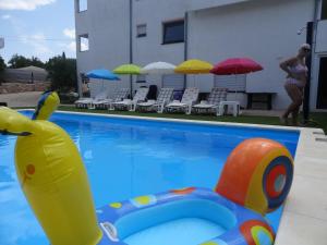 Bazén v ubytování Ilsad apartments - Apartment with pool 80 meters from sea - Great location nebo v jeho okolí