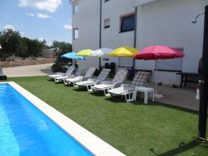 Bazén v ubytování Ilsad apartments - Apartment with pool 80 meters from sea - Great location nebo v jeho okolí